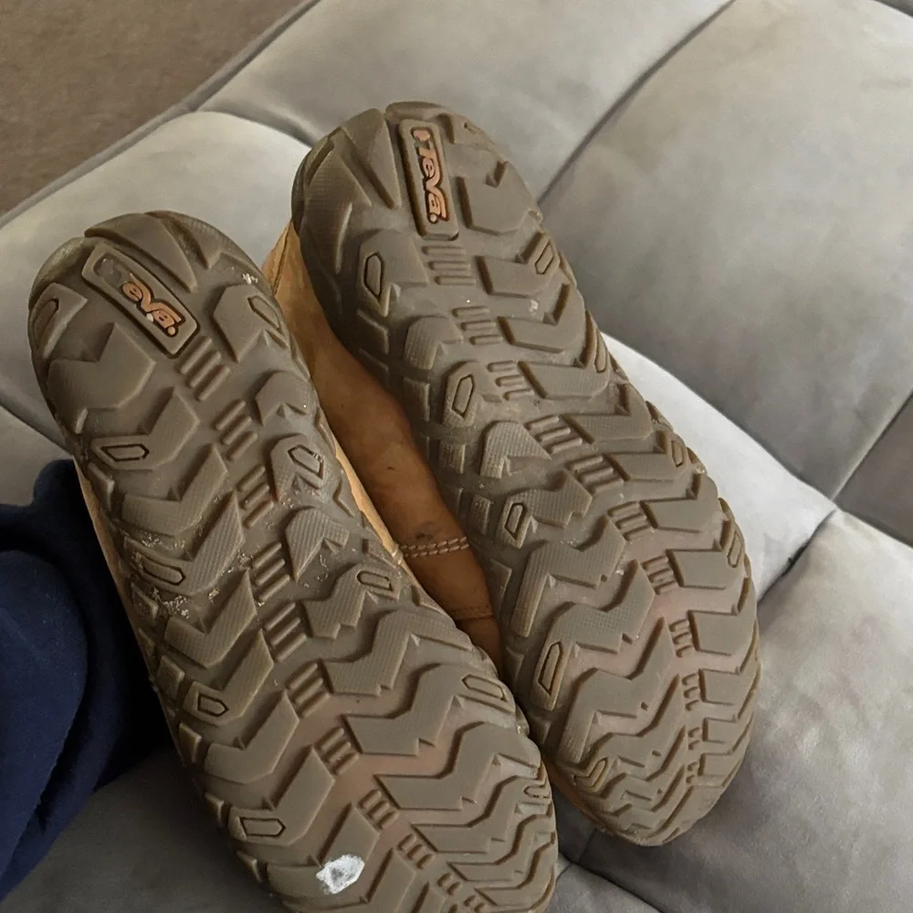 Teva suede chukka Boots Men’s size 8